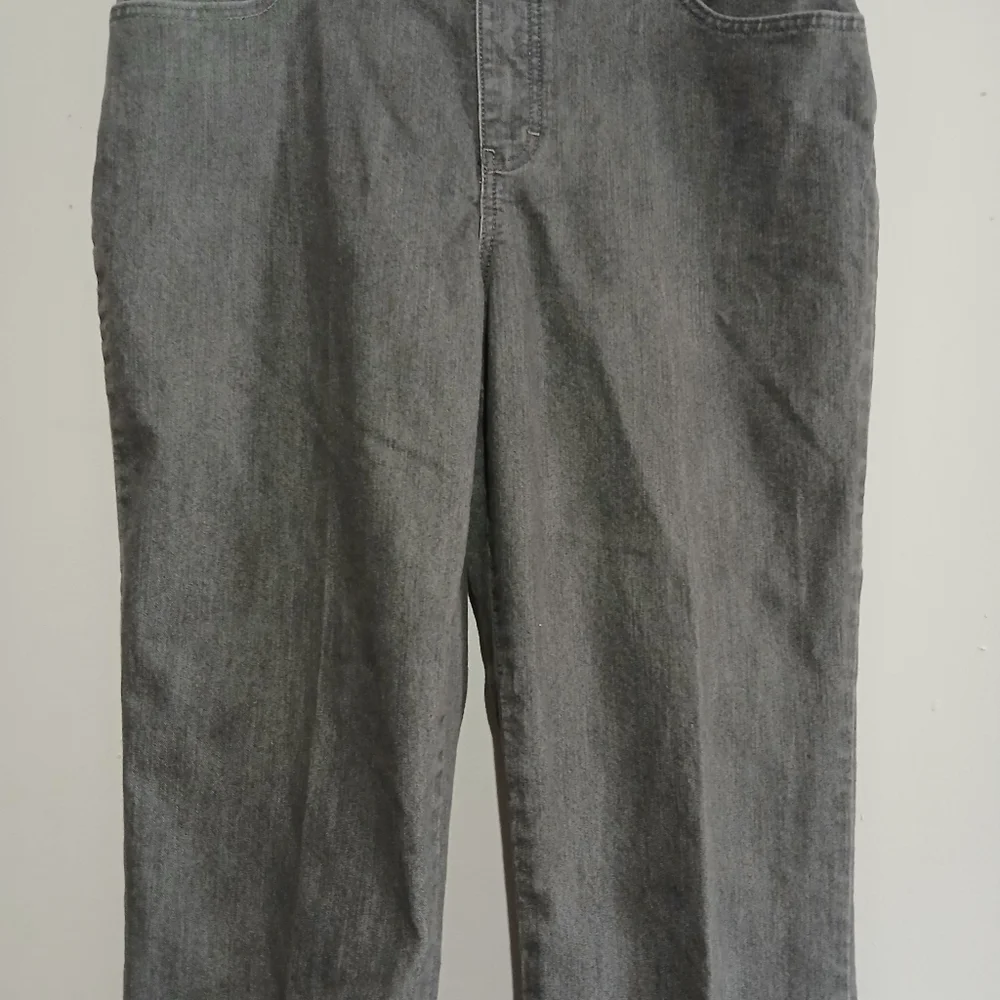 Gloria Vanderbilt Ladies Amanda Gray Jeans. Size 14 Short - Picture 5 of 12